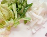 キャベツとタマネギとコンソメでパスタ作り方1写真