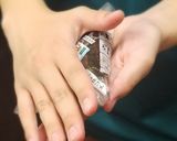 娘の変わった市販のおにぎりの食べ方作り方1写真