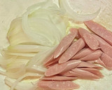 新玉ねぎと魚肉ソーセージのマヨ風味ピザ作り方1写真