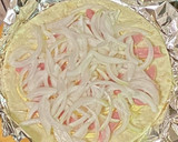 新玉ねぎと魚肉ソーセージのマヨ風味ピザ作り方3写真