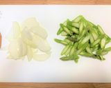 鶏むね肉とアスパラガスのレモン炒め作り方1写真