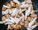 簡単！鶏ささみとしめじの大葉味噌マヨ炒め作り方3写真