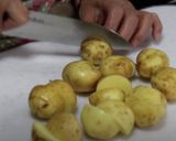ご飯がススム♪新じゃが芋の鶏そぼろ煮作り方1写真