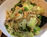 オクラとキャベツと油揚げの梅肉温サラダ作り方5写真