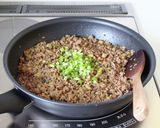 ご飯に乗せて【キノコ豚そぼろ】そぼろ丼作り方5写真