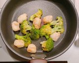 えびちぎりとブロッコリーのチリマヨ炒め作り方3写真