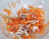 塩もみで食べやすい！蒸し鶏と人参のラペ作り方4写真