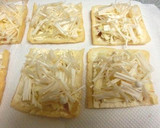 香ばしとろり♪　梅マヨえのきの油揚げピザ作り方3写真