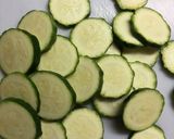 ズッキーニと豚肉のにんにくケチャ炒め作り方1写真