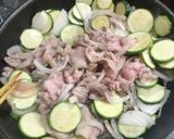ズッキーニと豚肉のにんにくケチャ炒め作り方2写真