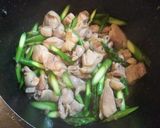 鶏もも肉とアスパラの照り焼き炒め作り方5写真