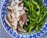 香る♪ピーマン・椎茸の黒ごま和え♪作り方1写真