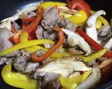 豚バラ肉とパプリカともやしと椎茸の炒め物作り方4写真