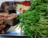 鯖水煮缶と豆苗のペペロンチーノ作り方1写真