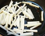 大根と葉とちくわの炒め煮。作り方2写真