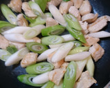簡単！お肉柔らか♪鶏胸肉のごまマヨ炒め♪作り方3写真