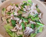 ナンプラーで小松菜豚肉きのこ炒め作り方4写真
