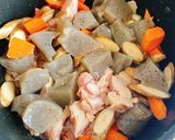 鶏もも肉と根菜類とこんにゃくの煮物作り方7写真