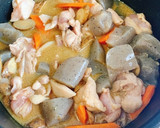 鶏もも肉と根菜類とこんにゃくの煮物作り方9写真