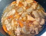鶏もも肉と根菜類とこんにゃくの煮物作り方10写真