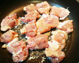 超簡単！鶏ももの和風玉ねぎきのこ煮込み！作り方4写真