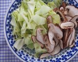 レンジで簡単！キャベツ・椎茸の酢の物♪作り方1写真