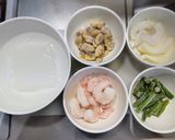 エビにアサリとアスパラに玉ねぎの春雨炒め作り方1写真