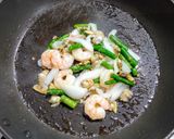 エビにアサリとアスパラに玉ねぎの春雨炒め作り方3写真
