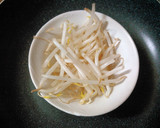 粉状揚げイカ入もやしと法蓮草の中華和え作り方3写真