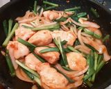 鶏胸肉とニラのニンニク風味の甘辛味噌炒め作り方5写真