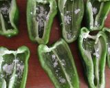 麻婆豆腐の素で作る、ピーマン肉詰め作り方3写真