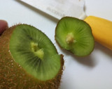 ぐるぐる回して簡単キウイフルーツの芯とり作り方2写真