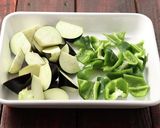 なすとピーマンのみそそぼろ炒め作り方1写真