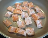 お弁当に♪鮭としめじのカレーケチャ炒め作り方3写真