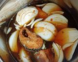 鯖缶(味付け)と新玉ねぎの煮物作り方2写真