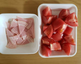 トマトとハムのからし醤油和え作り方1写真