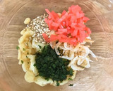 お弁当用☆おにぎり/紅生姜とあげ玉作り方1写真