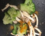 お弁当用☆しめじブロッコリーカレマヨ炒め作り方3写真