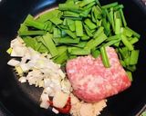 鶏ひき肉とニラで●ローロー汁なし担々太麺作り方2写真