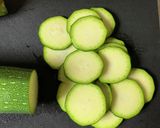 簡単・節約！ズッキーニの旨塩炒め作り方1写真