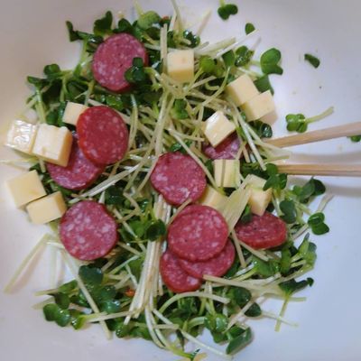 簡単！美味♪チーズかいわれサラミのサラダ by こでで 【クックパッド