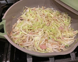 弱火でじっくりキャベツともやしの蒸し炒め作り方3写真