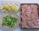 鶏むねとじゃがいもとアスパラの塩昆布炒め作り方1写真