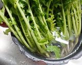 間引き大根菜と豚ひき肉のナンプラー炒め作り方1写真