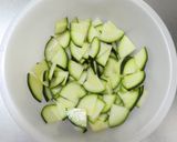 さっぱり☆ズッキーニわかめカニカマ酢の物作り方1写真