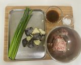 ひき肉となすとにんにくの芽の炒め物作り方1写真