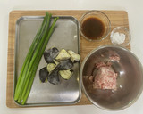 ひき肉となすとにんにくの芽の炒め物作り方1写真