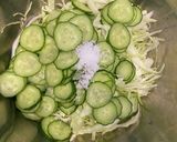 胡瓜とキャベツの塩揉み『何食べ』#84作り方1写真