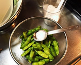 枝豆のごま油あえ（飛田和緒さんレシピ）作り方1写真
