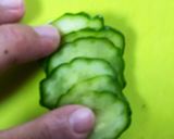 【お弁当に】簡単ちくわキュウリの花作り方3写真